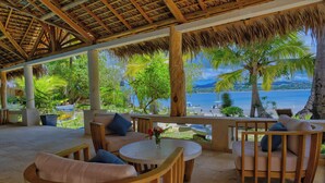 Lobby-lounge