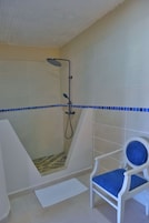 Ducha, toallas, jabón, shampoo