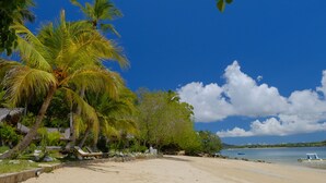 På stranden, hvit sand, solsenger og snorkling