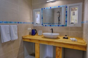 Superior Double Room, Beach View | Bathroom | Shower, towels, soap, shampoo