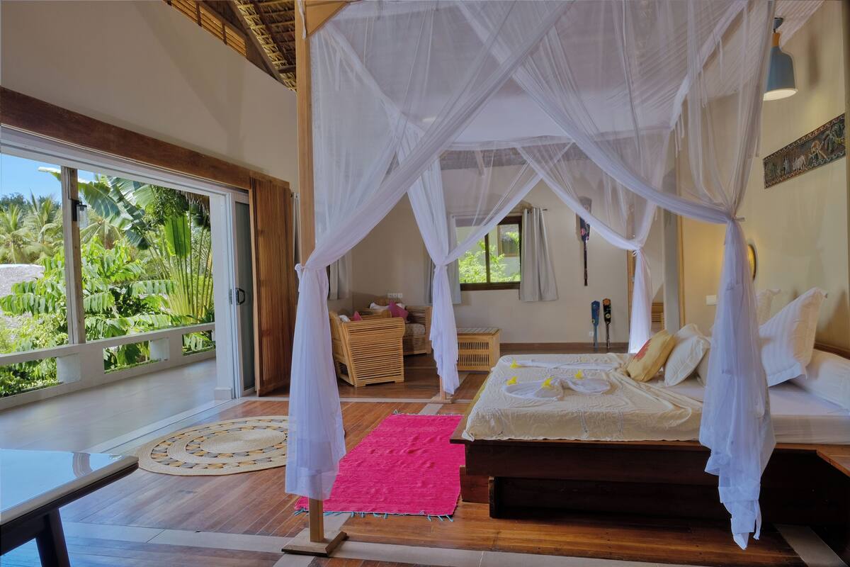 Superior Double Room, Beach View | Premium bedding, in-room safe, WiFi (free), bed sheets