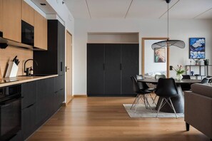 Coffee/tea maker, fridge, microwave, oven