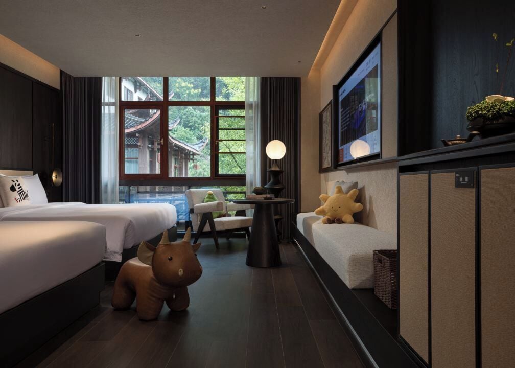 Habitación familiar con 2 camas individuales | Escritorio, espacio para trabajar con laptop y cortinas blackout 