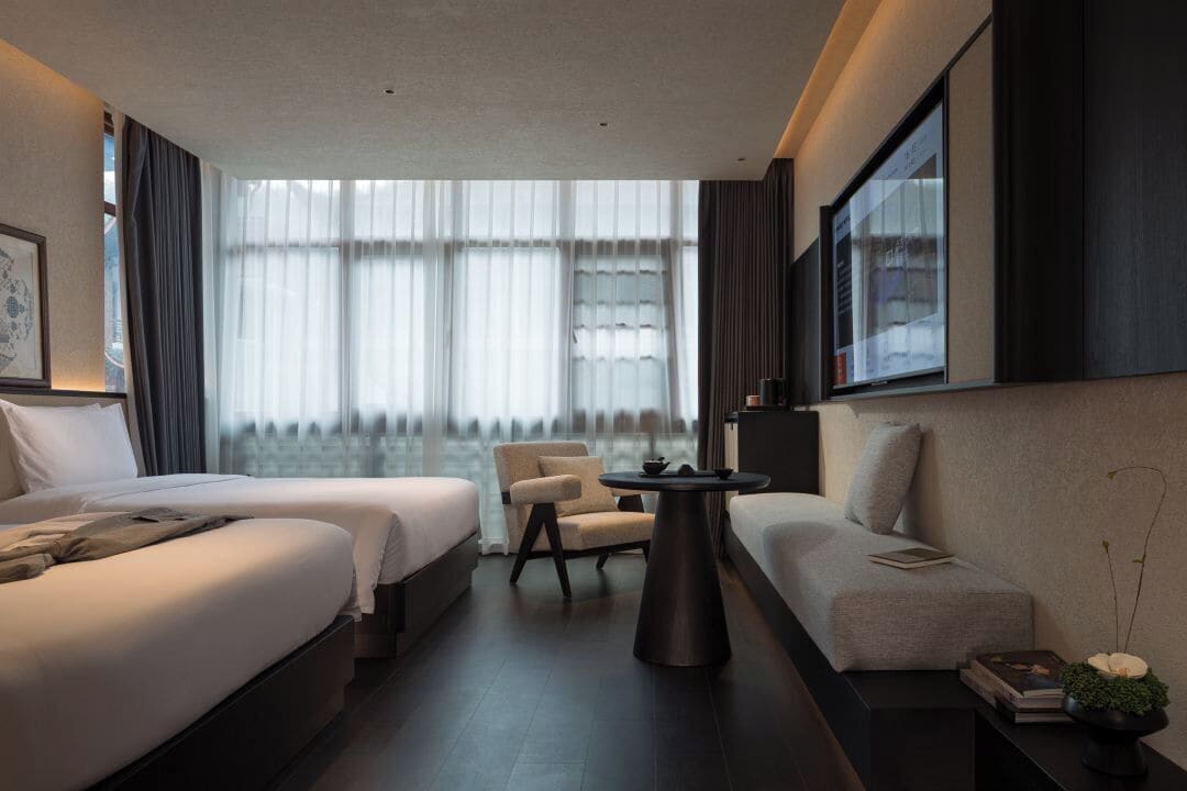 Habitación Deluxe con 2 camas individuales | Escritorio, espacio para trabajar con laptop y cortinas blackout 