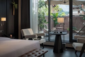 Desk, laptop workspace, blackout curtains, soundproofing - FunGee S Hotel Zhangjiajie National Park (Zhangjiajie)