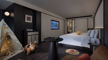 Quarto duplo família | Escrivaninha, espaço de trabalho para notebook, cortinas blackout