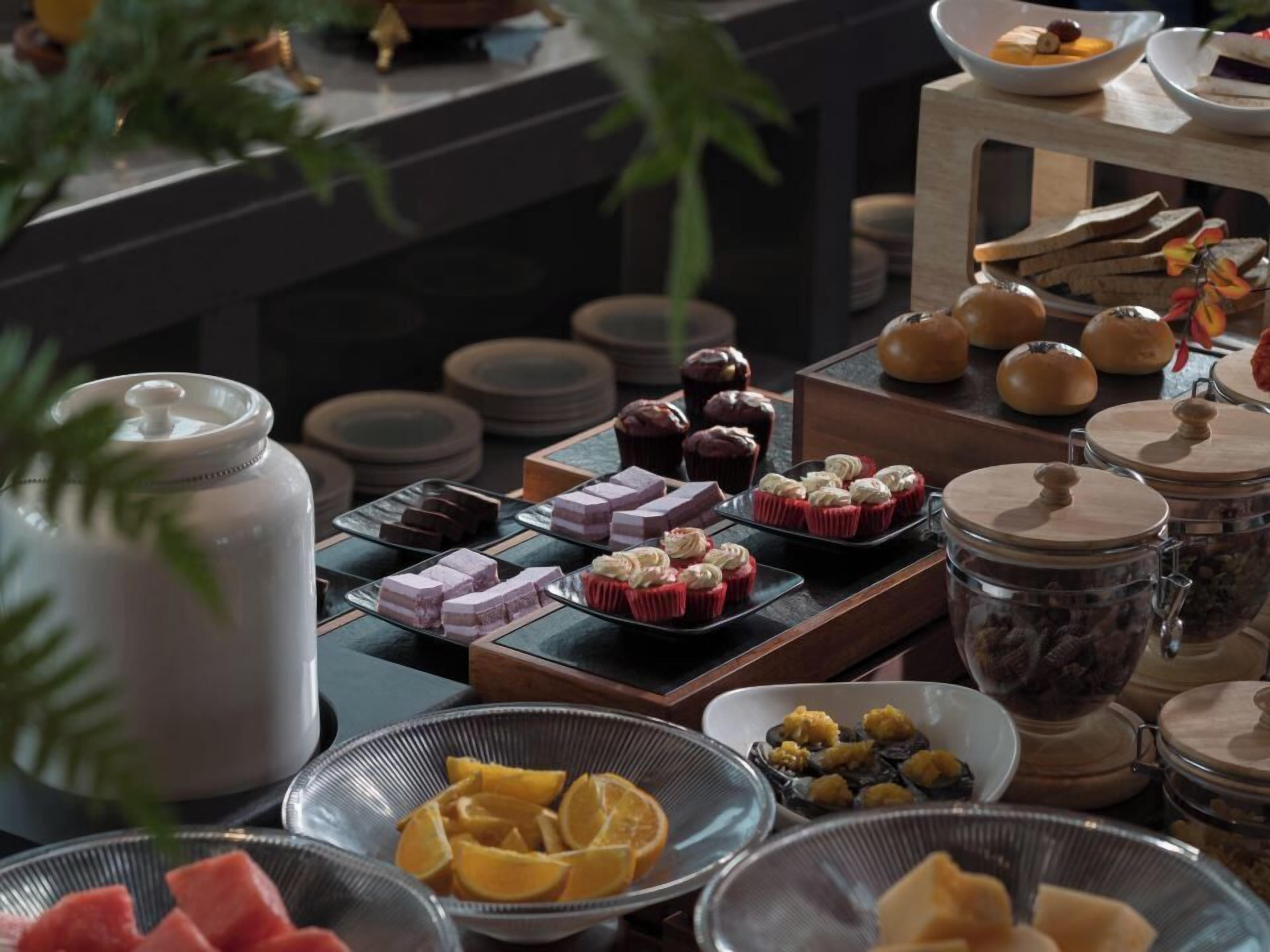 Una mesa de buffet con diversos alimentos y recipientes.