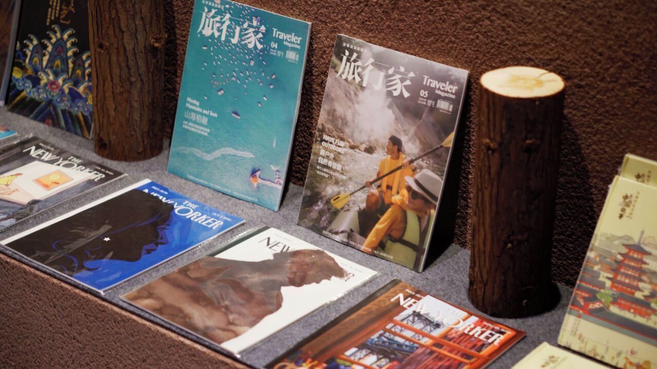 Exhibición de revistas de viajes con portadas que muestran diversos destinos y actividades.