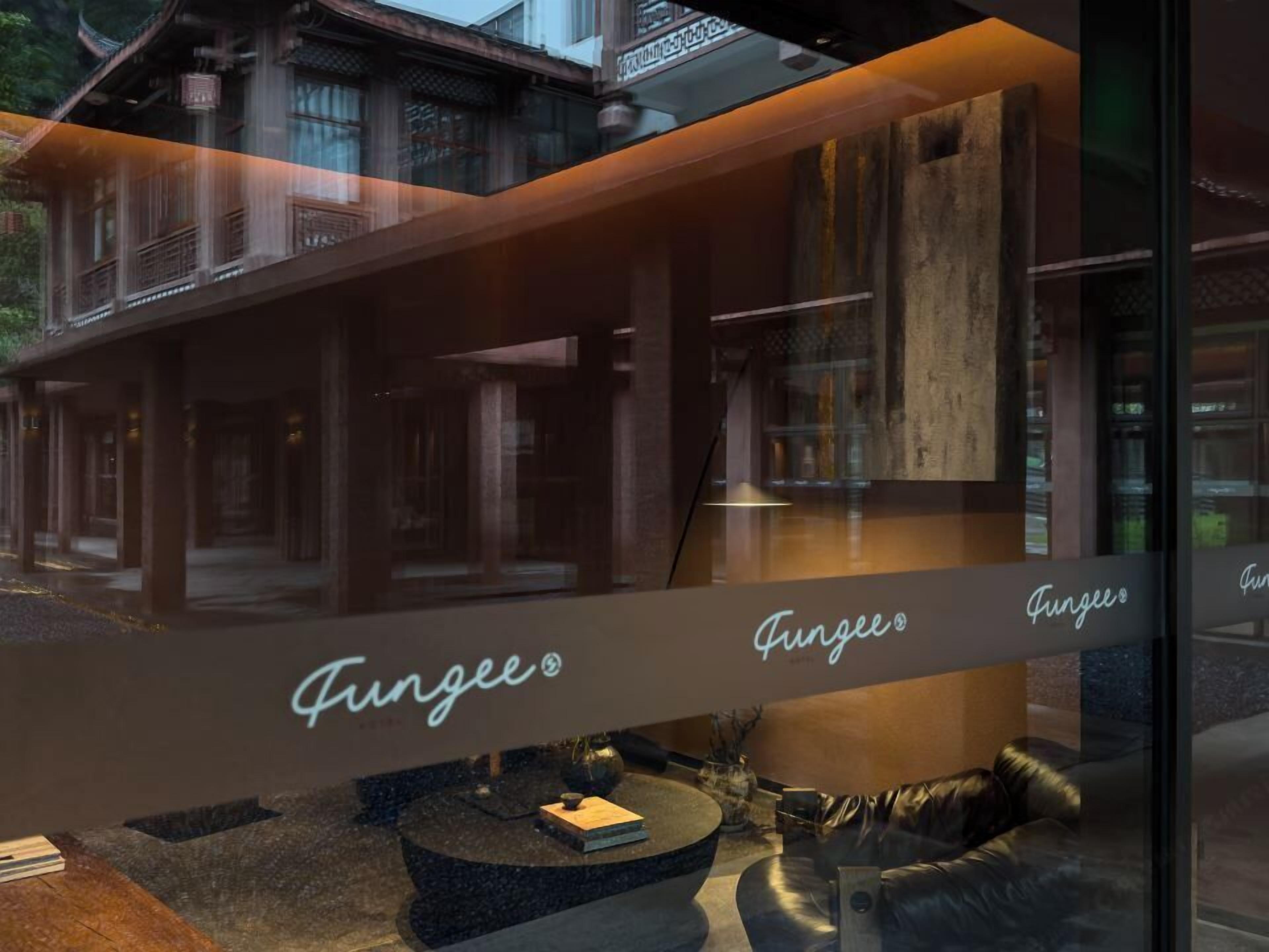 Un intérieur moderne agrémenté d’une cloison en verre sur laquelle est inscrit le nom « Fungee ».