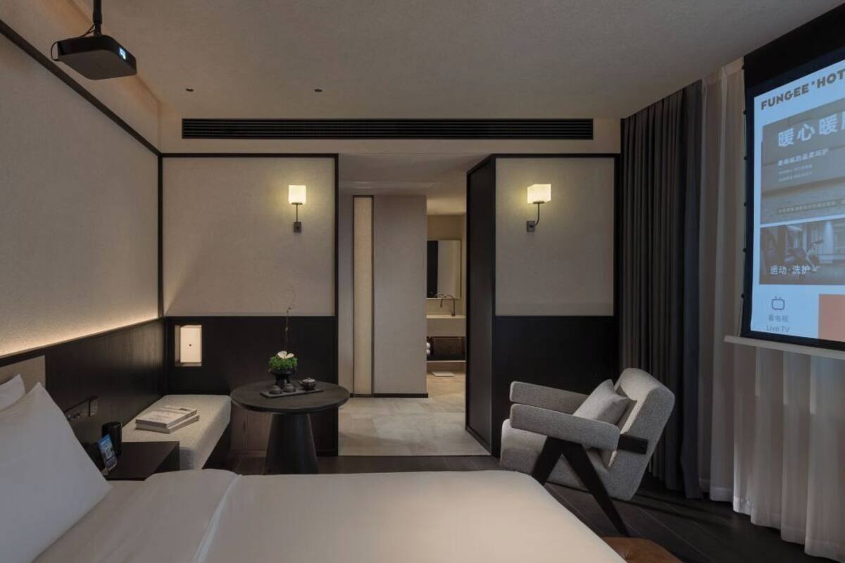 Dobbeltrom – classic, privat bad | Skrivebord, skrivebord for bærbar PC, blendingsgardiner og lydisolert