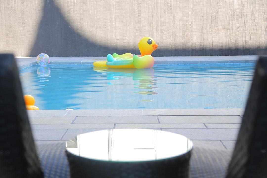 Kolam renang outdoor musiman