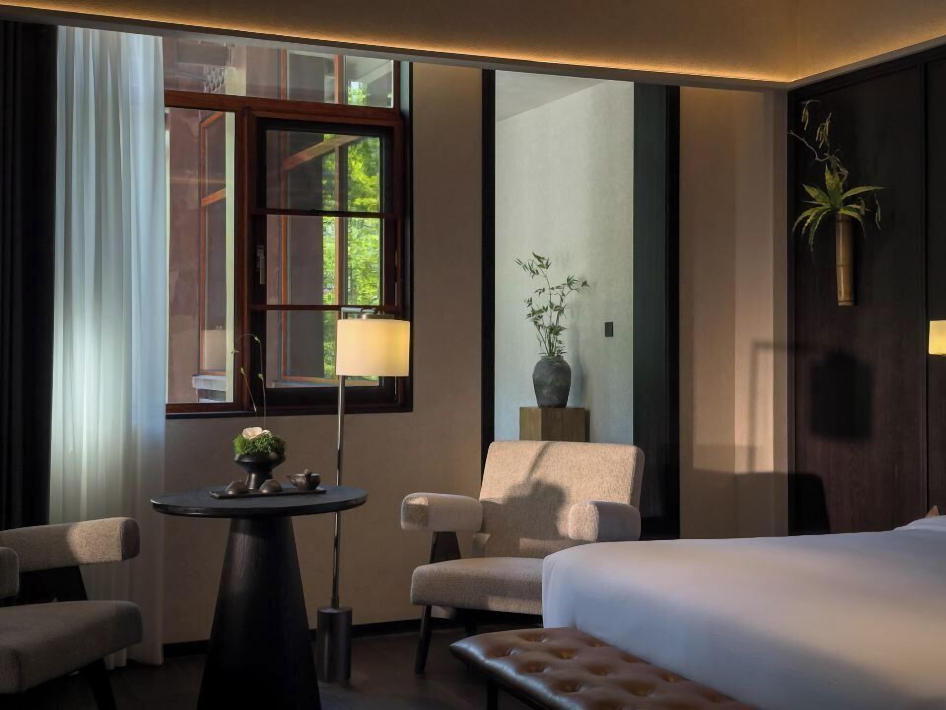 Habitación doble de lujo, vista al patio | Escritorio, espacio para trabajar con laptop y cortinas blackout 