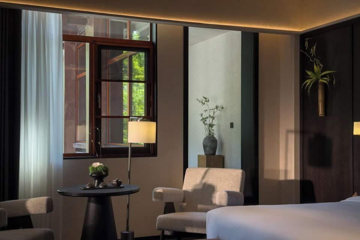 Chambre Double Luxe, vue cour intérieure | Couette en duvet d'oie, matelas mémoire de forme