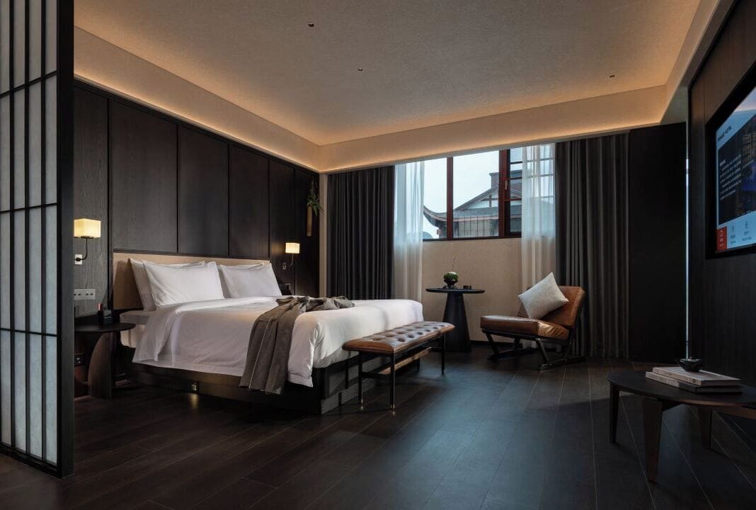 Habitación doble Deluxe, vista al patio | Escritorio, espacio para trabajar con laptop y cortinas blackout 