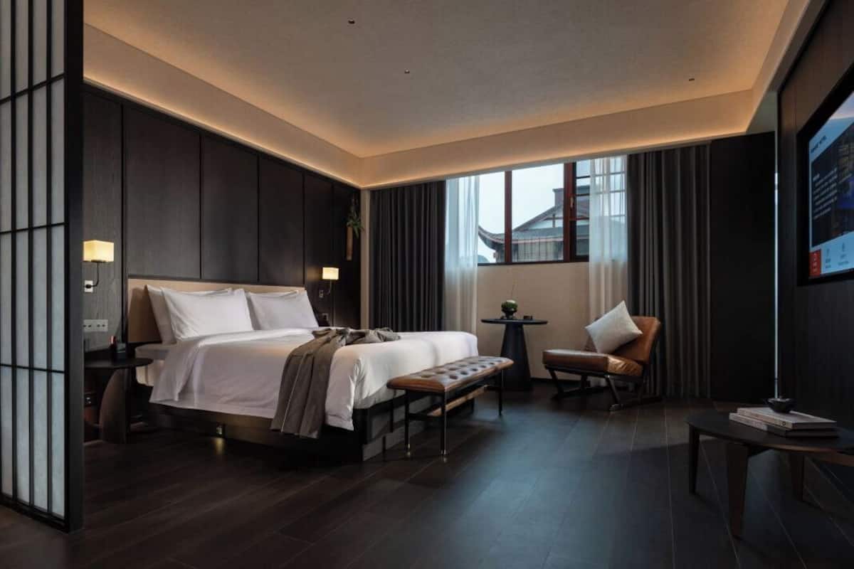 Chambre Double Deluxe, vue cour intérieure | Couette en duvet d'oie, matelas mémoire de forme