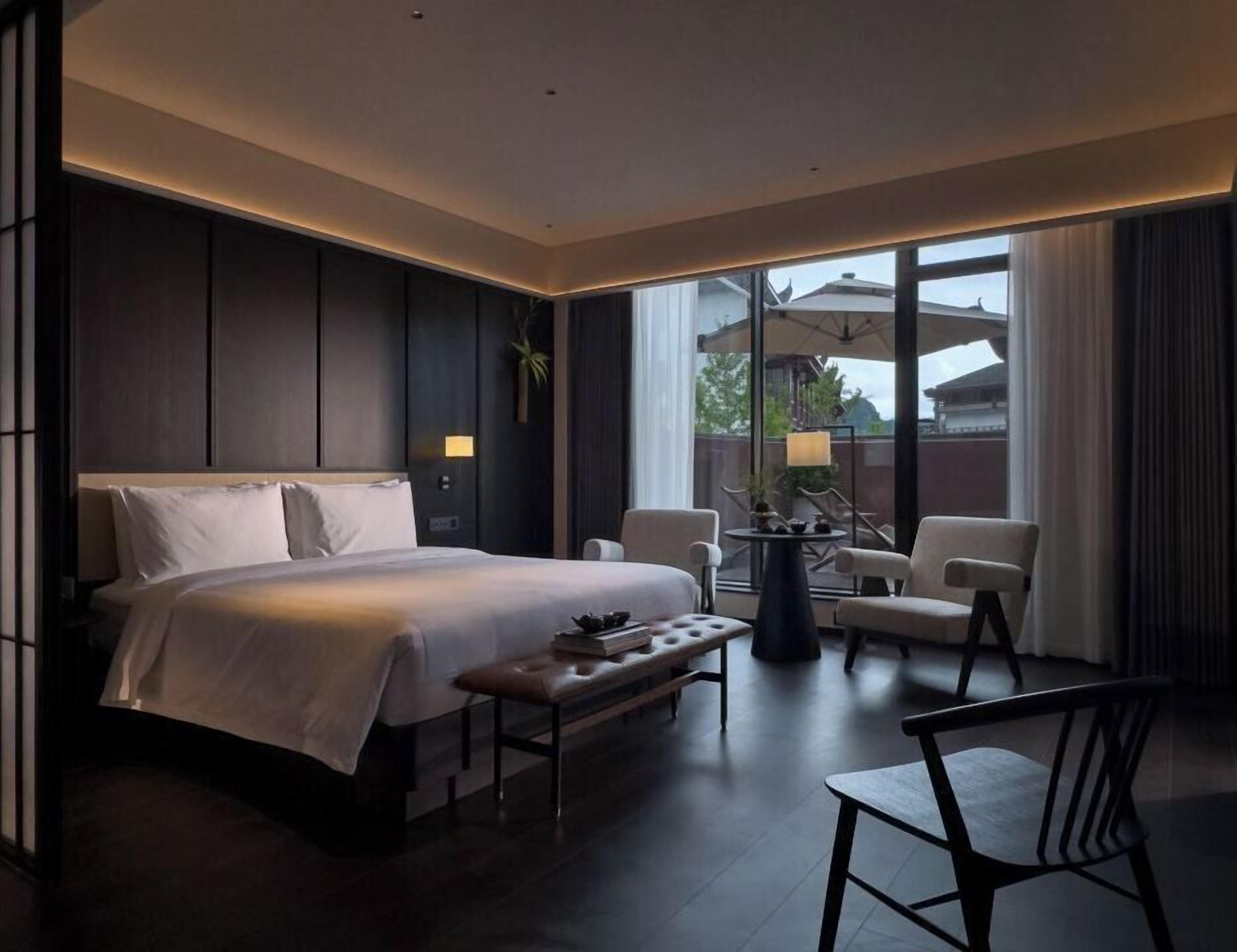 Suite de lujo | Escritorio, espacio para trabajar con laptop y cortinas blackout 