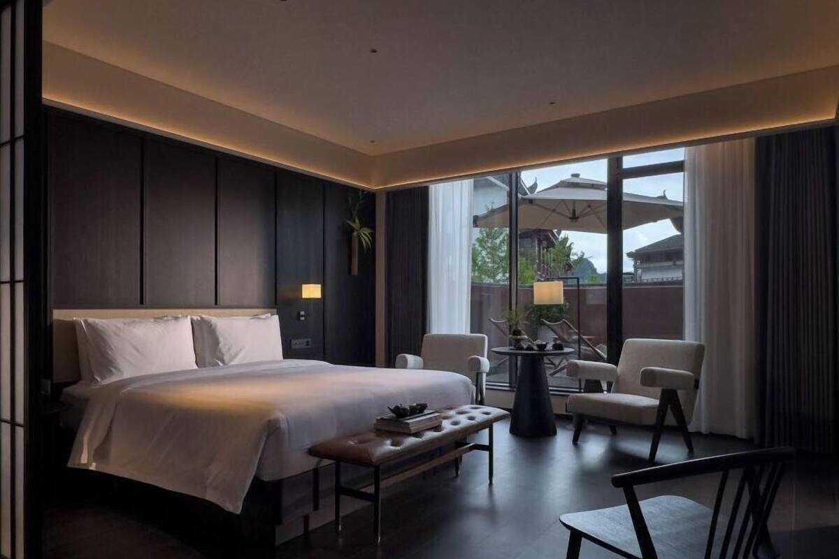 Luksussuite | Skrivebord, skrivebord for bærbar PC, blendingsgardiner og lydisolert