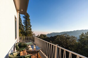 King Room with Bathtub, Balcony and lake view | Utsikt fra balkong