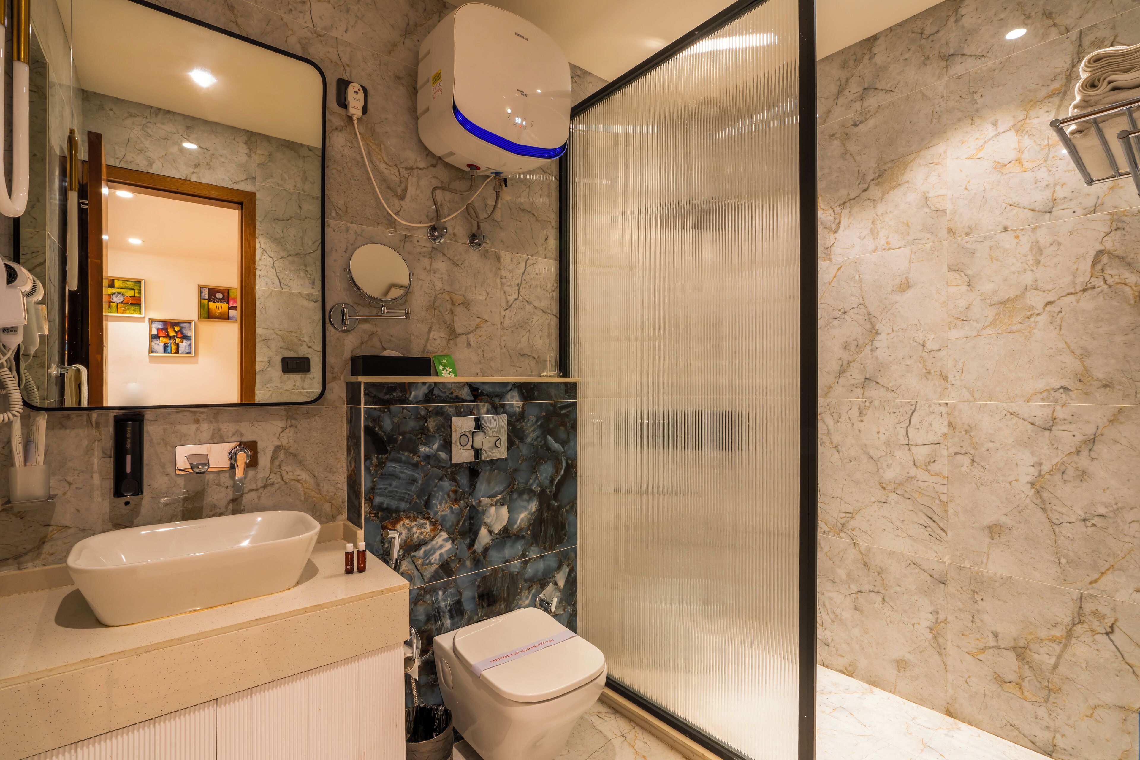 Ein Badezimmer mit freitstehender Badewanne, Toilette und einer Duschkabine.