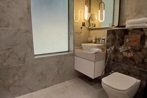 مستلزمات مجانية للعناية الشخصية، مناشف، شامبو، ورق حمّام