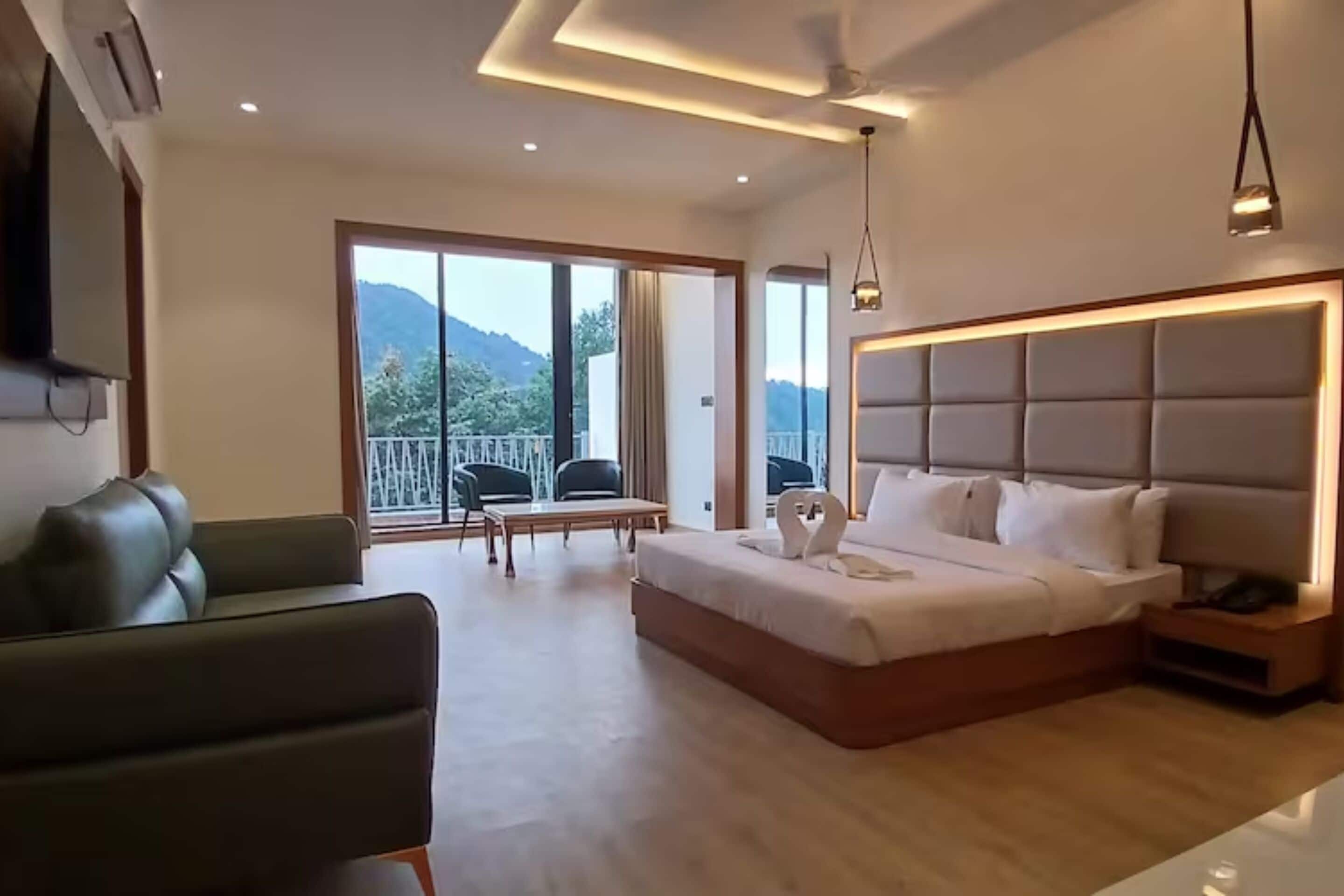 King Room with Bathtub, Balcony and lake view | Free WiFi