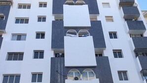 A multi-story building with balconies, a shop at the ground level, and a sign for 'Noble'. - Chinese guesthouses in Casablanca (Casablanca)