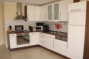 Fridge, microwave, oven, stovetop - Holiday apartment with 2 bedrooms (Ostseebad Karlshagen)