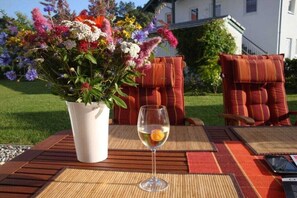 Outdoor dining - Holiday apartment with 2 bedrooms (Ostseebad Karlshagen)