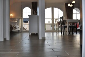 Schreibtisch, Bügeleisen/Bügelbrett, Reisekinderbett, kostenloses WLAN