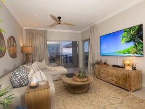 Smart TV, books, music library - Waves & Whales, Brenton-on-Sea. Salt in the Air. Peace in the Soul!  (Brenton-on-Sea)