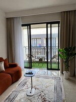 Apartamento Confort | Zona de estar | Smart TV de 32 pulgadas con canales digitales