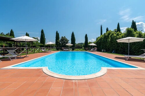 Apartment in Laterina with garden