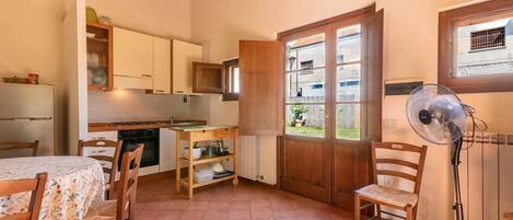 Kühlschrank, Ofen, Herdplatte, Esstisch