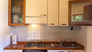 Réfrigérateur, four, plaque de cuisson, tables à manger