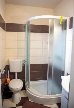 Doccia, asciugacapelli, asciugamani, sapone