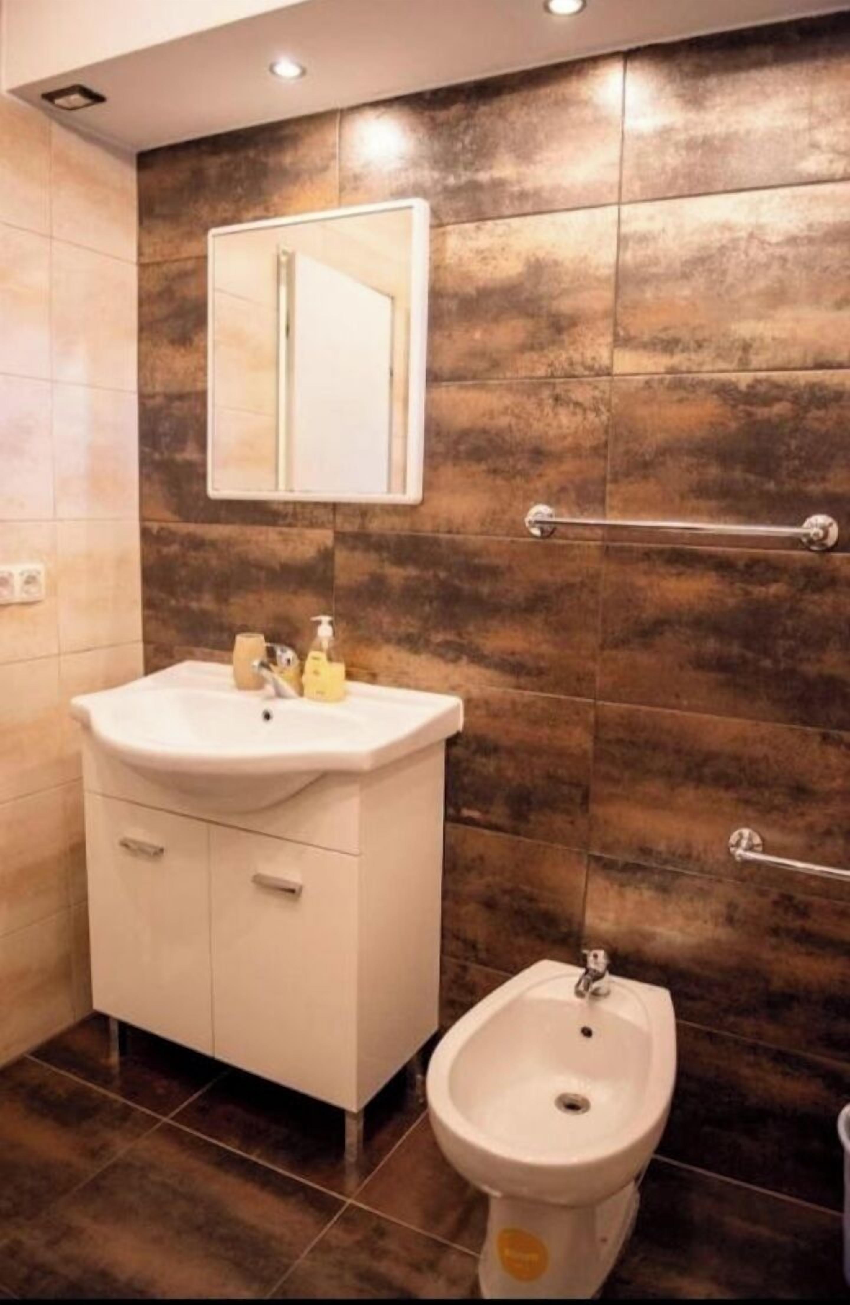 Ducha, secador de pelo, toallas y jabón