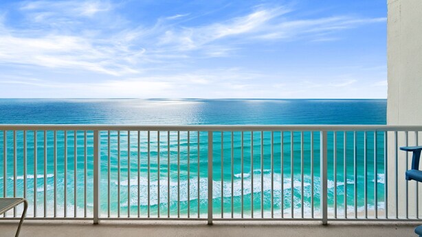 Ein Balkon mit Blick auf das Meer.