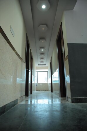 المنشأة من الداخل