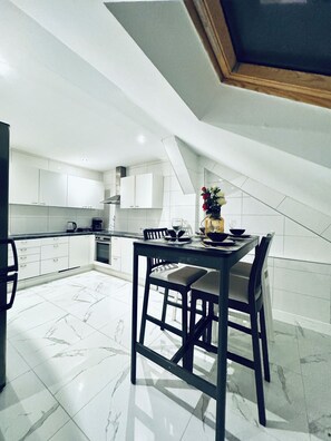 Horno, parrilla de estufa, lavavajillas y utensilios de cocina 