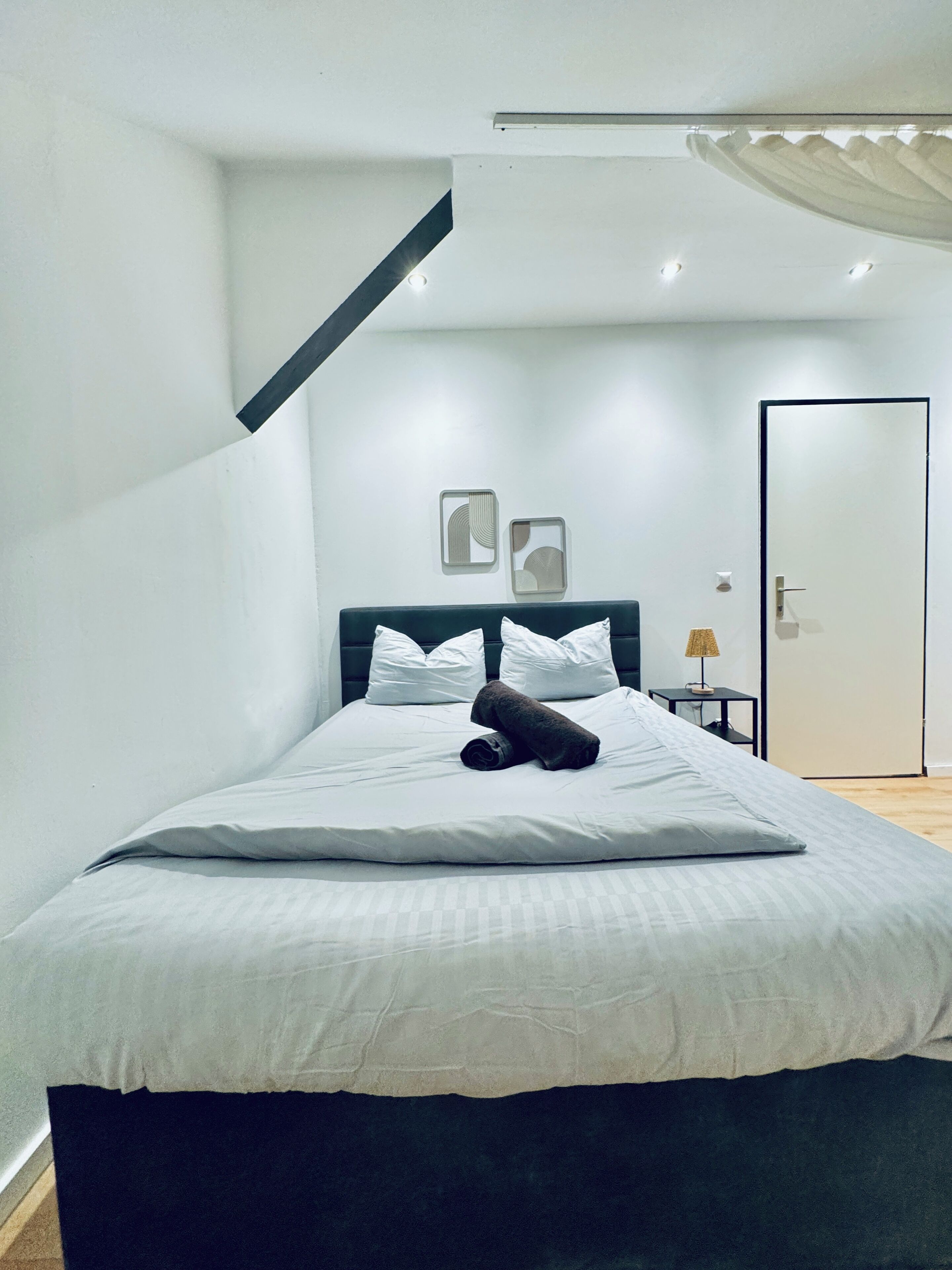 Basic Room | Iron/ironing board