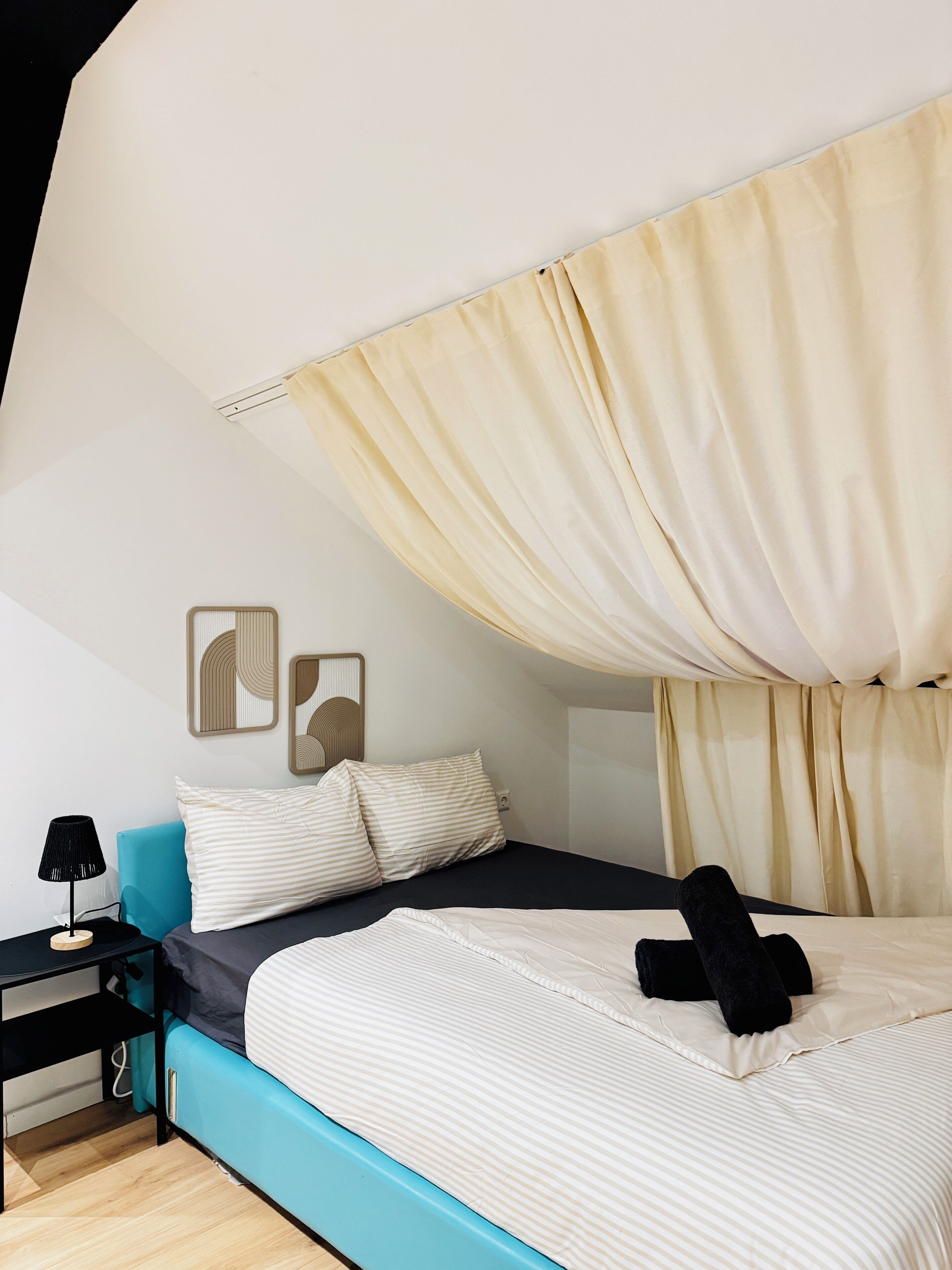 Basic Room | Iron/ironing board