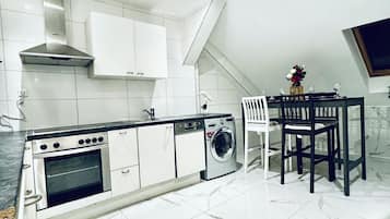 Oven, stovetop, dishwasher, cookware/dishes/utensils