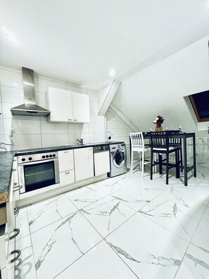 Oven, stovetop, dishwasher, cookware/dishes/utensils