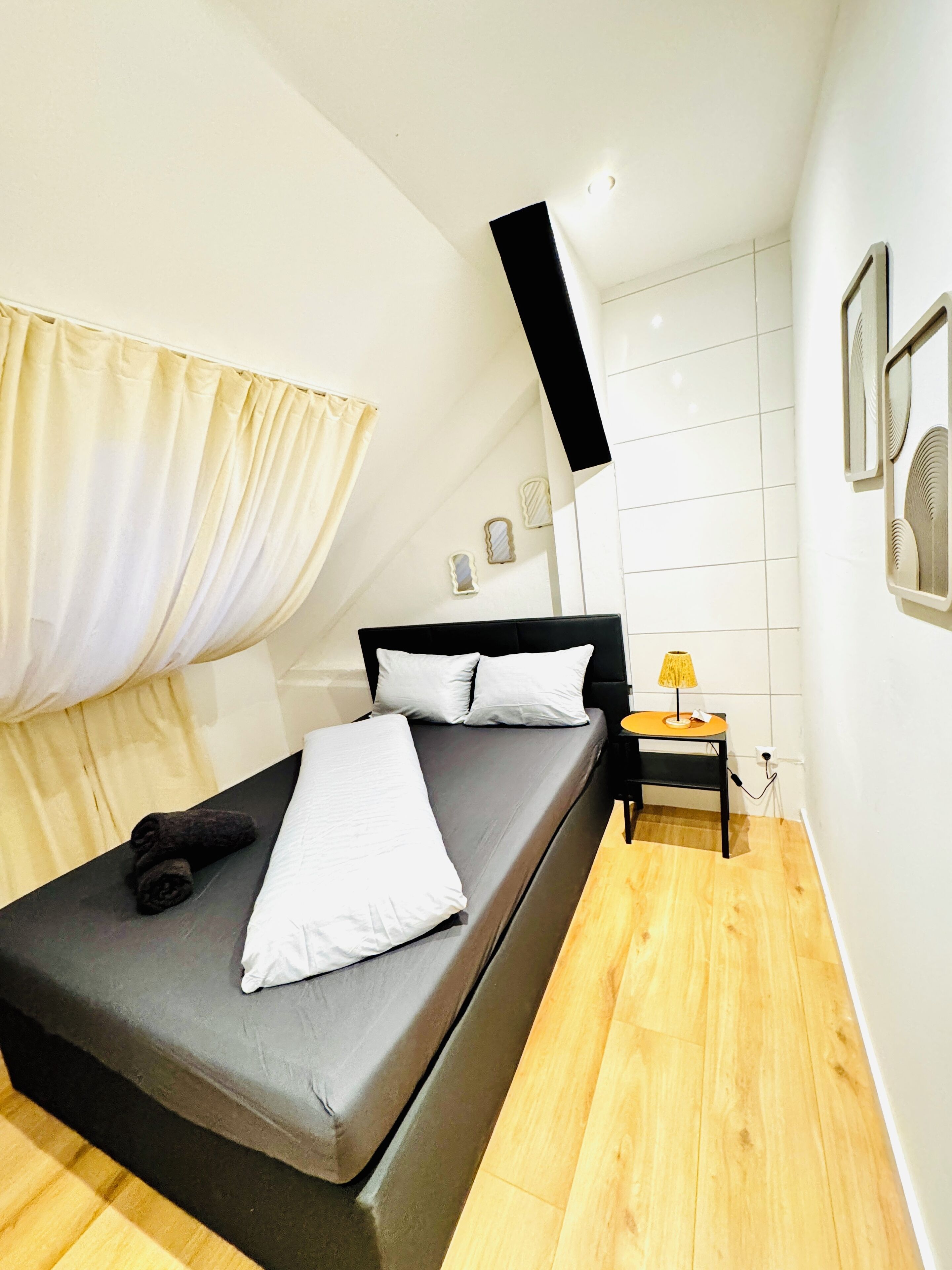 Basic Room | Iron/ironing board