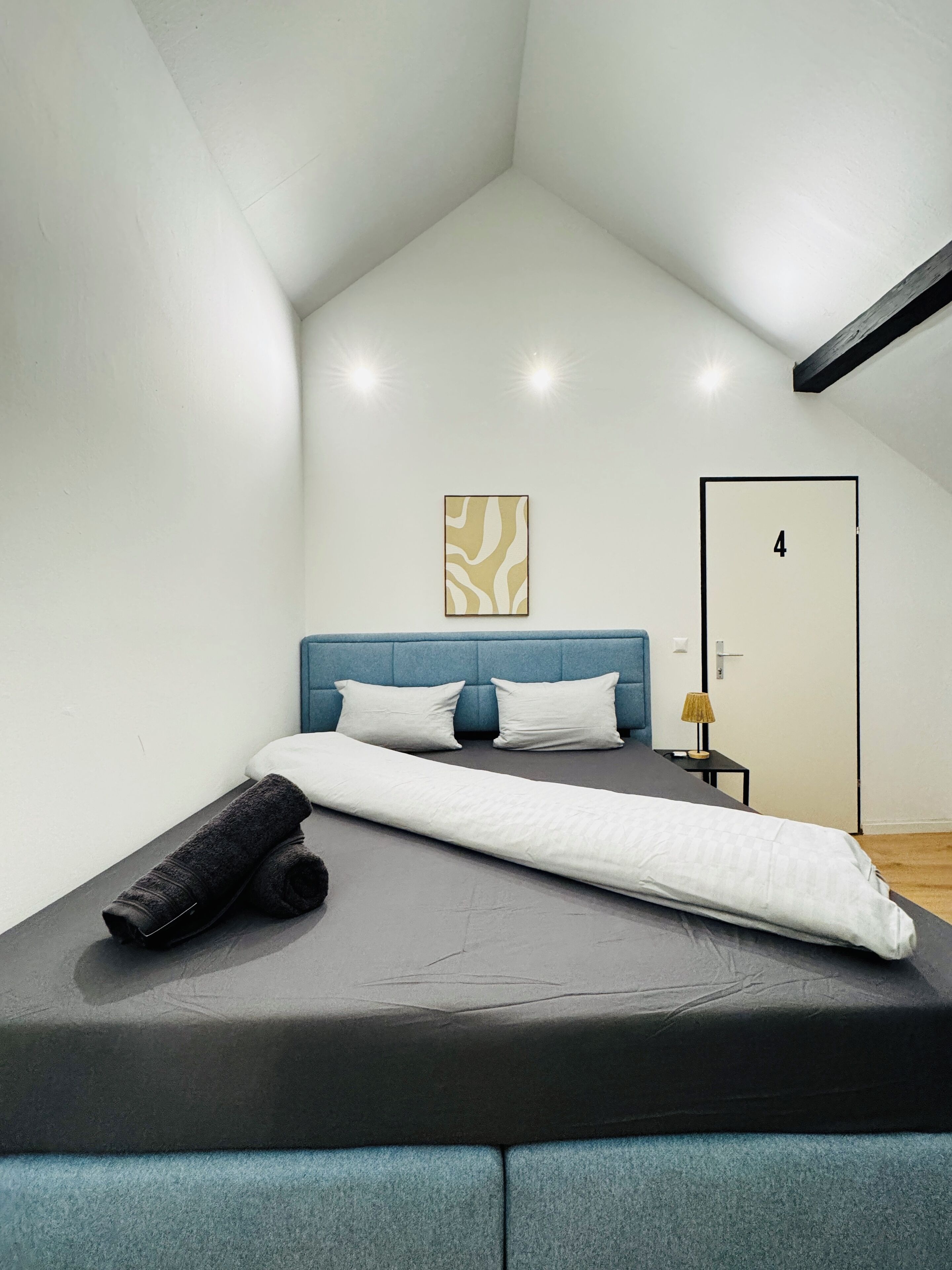 Basic Room | Iron/ironing board