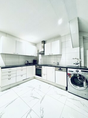 Oven, stovetop, dishwasher, cookware/dishes/utensils