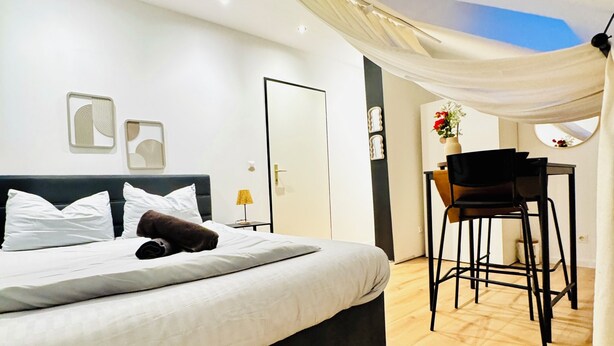 Un dormitorio con una cama, un escritorio y una silla.