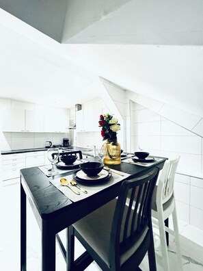 Oven, stovetop, dishwasher, cookware/dishes/utensils - Comfortable Budget Room near Liesing (Vienna)
