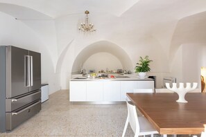 Kühlschrank, Ofen, Herdplatte, Geschirrspüler