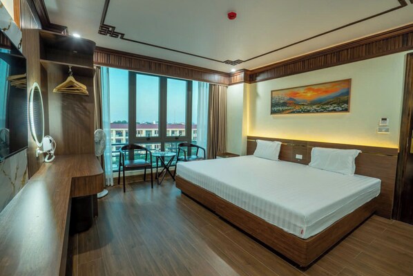 Habitación Deluxe, vistas a la ciudad | Cortinas opacas y sistema de insonorización